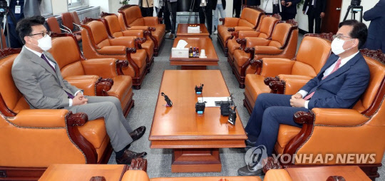 송언석 국민의힘 원내수석부대표와 진성준 더불어민주당 원내수석부대표(왼쪽)가 8일 오전 서울 여의도 국회 운영위원장실에서 후반기 국회 원 구성 협상에 착수하기 위해 회동하고 있다. <연합뉴스>